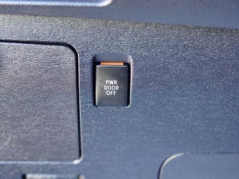 Used 2018 Toyota Sienna SE image 18