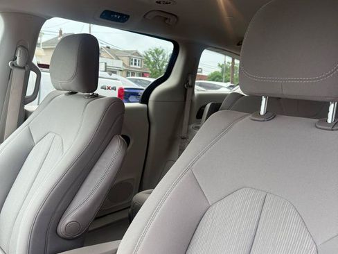 Used 2018 Chrysler Pacifica L FWD image 14