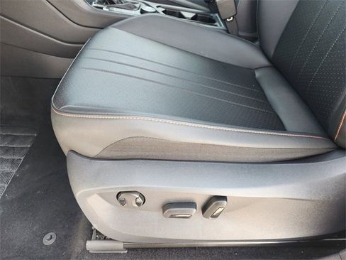 Used 2024 Volkswagen Tiguan SE image 25