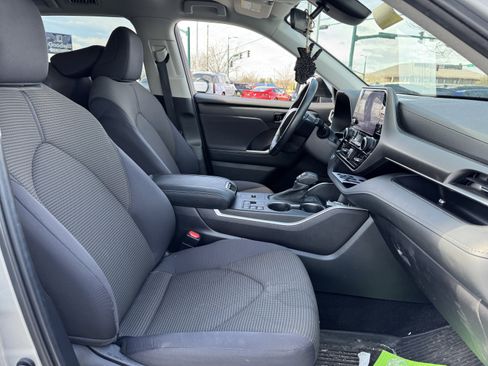 Used 2023 Toyota Highlander LE image 17