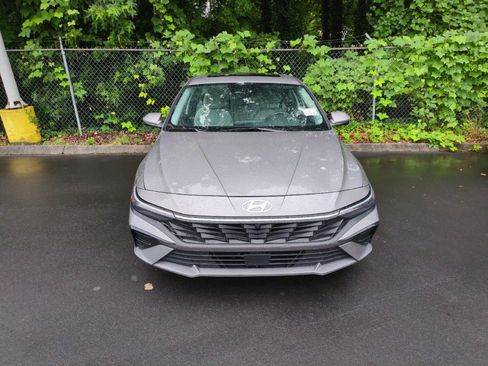 Used 2024 Hyundai Elantra Limited FWD image 2