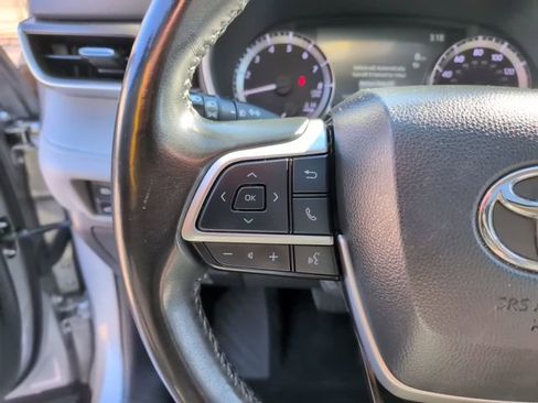 Used 2024 Toyota Highlander XLE FWD image 19