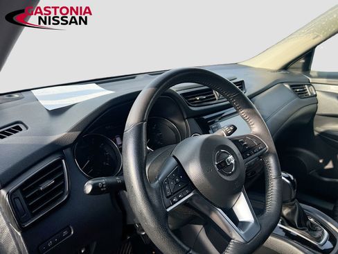 Used 2020 Nissan Rogue SV image 11