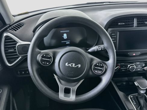 Used 2025 Kia Soul LX w/ LX Technology Package FWD image 17