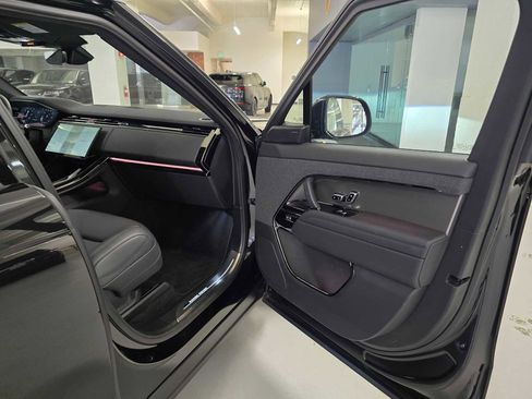 Used 2025 Land Rover Range Rover Sport SE AWD/4WD image 13
