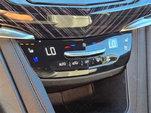 Used 2025 Cadillac XT6 Premium Luxury image 33