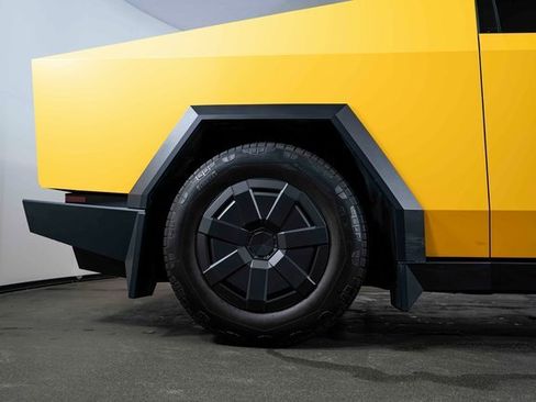 Used 2025 Tesla Cybertruck AWD Crew Cab image 9