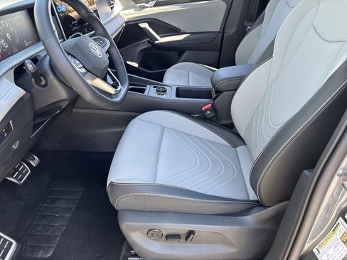 Used 2025 Volkswagen Tiguan SE R-Line AWD/4WD image 18