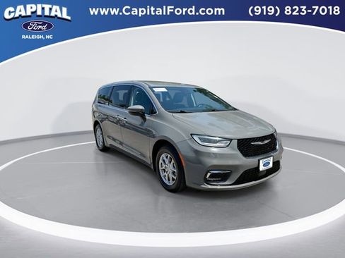 Used 2023 Chrysler Pacifica Touring-L FWD image 2