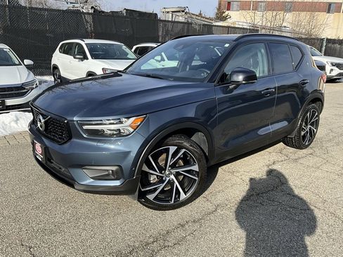 Used 2022 Volvo XC40 T5 R-Design w/ Advanced Package image 1