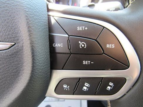 Used 2025 Chrysler Pacifica Select FWD image 15