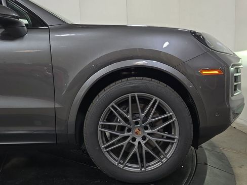 Certified 2025 Porsche Cayenne AWD/4WD image 11