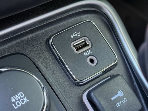 Used 2017 Jeep Compass Latitude w/ Popular Equipment Group AWD/4WD image 24