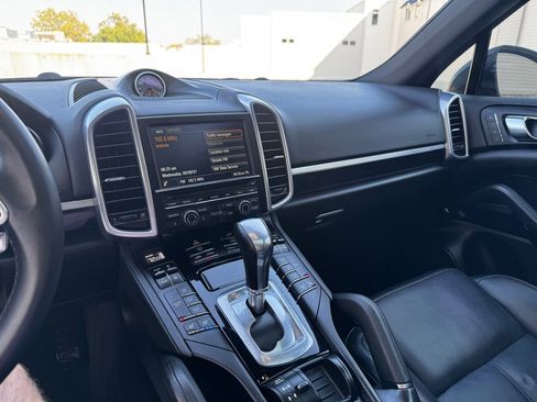 Used 2016 Porsche Cayenne w/ Premium Package image 13