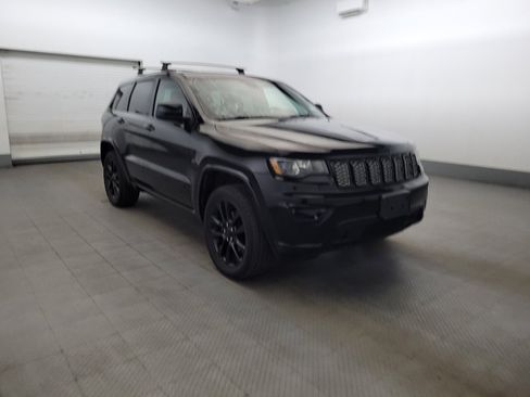 Used 2017 Jeep Grand Cherokee Altitude AWD/4WD image 13