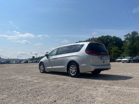 Used 2024 Chrysler Pacifica Touring-L FWD image 6