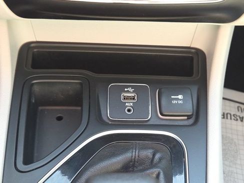 Used 2019 Jeep Cherokee Limited FWD image 34