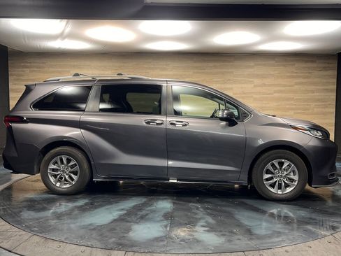Used 2022 Toyota Sienna Limited AWD/4WD image 10