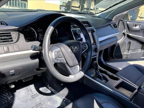 Used 2017 Toyota Camry SE w/ Moonroof Package FWD image 9