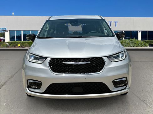 Used 2024 Chrysler Pacifica Touring-L FWD image 2