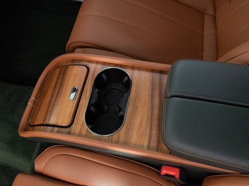 Certified 2025 Bentley Bentayga Extended Wheelbase AWD/4WD image 26