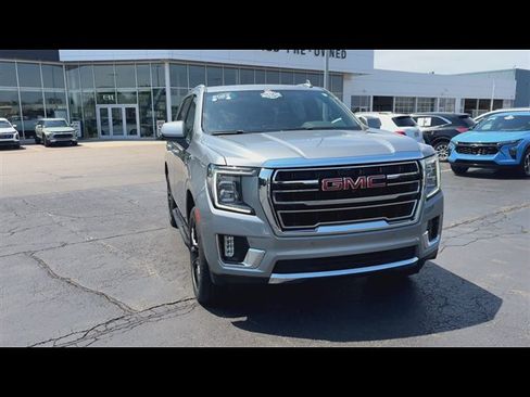 Certified 2023 GMC Yukon SLT w/ SLT Luxury Package AWD/4WD image 3