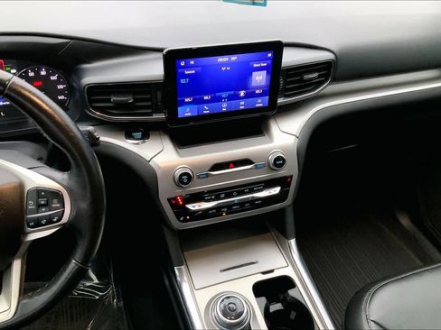 Certified 2022 Ford Explorer XLT w/ Equipment Group 202A image 6