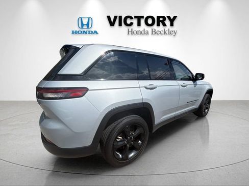 Used 2023 Jeep Grand Cherokee Altitude AWD/4WD image 5