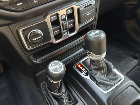 Used 2018 Jeep Wrangler Unlimited Sahara AWD/4WD image 29