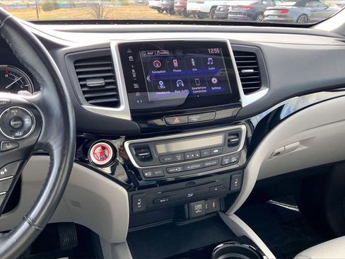 Used 2017 Honda Pilot Touring image 11