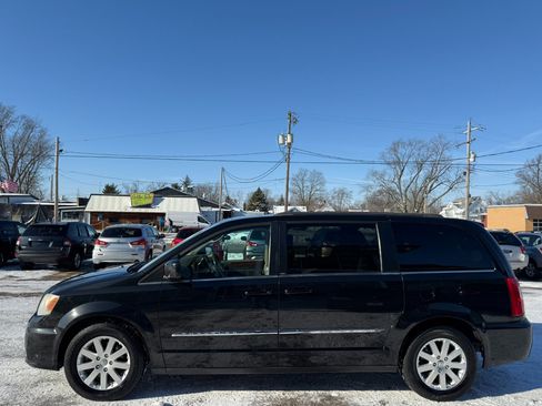Used 2013 Chrysler Town & Country Touring image 2