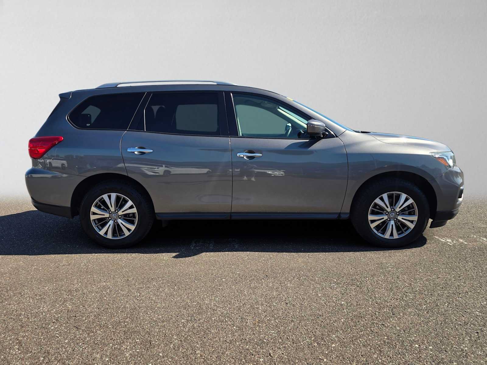 Used 2019 Nissan Pathfinder SV AWD/4WD image 2