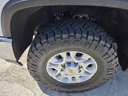 Used 2024 Chevrolet Silverado 2500 LTZ w/ LTZ Convenience Package image 9