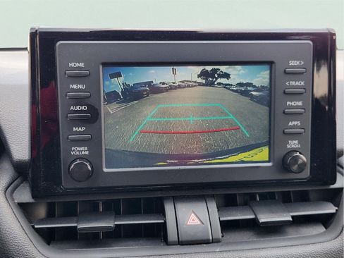 Used 2019 Toyota RAV4 LE FWD image 17