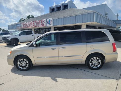 Used 2013 Chrysler Town & Country Touring-L w/ Entertainment Group #2 FWD image 2