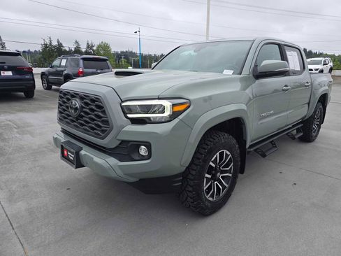 Used 2022 Toyota Tacoma TRD Sport w/ TRD Premium Sport Package AWD/4WD image 15