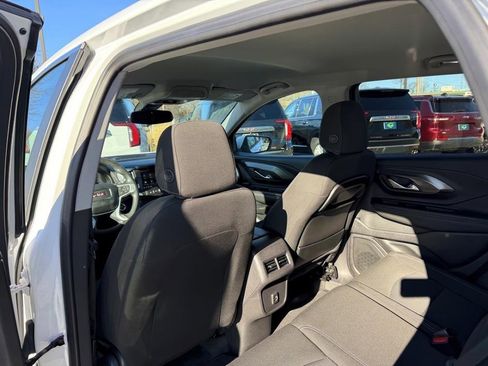 Used 2024 GMC Terrain SLE image 8