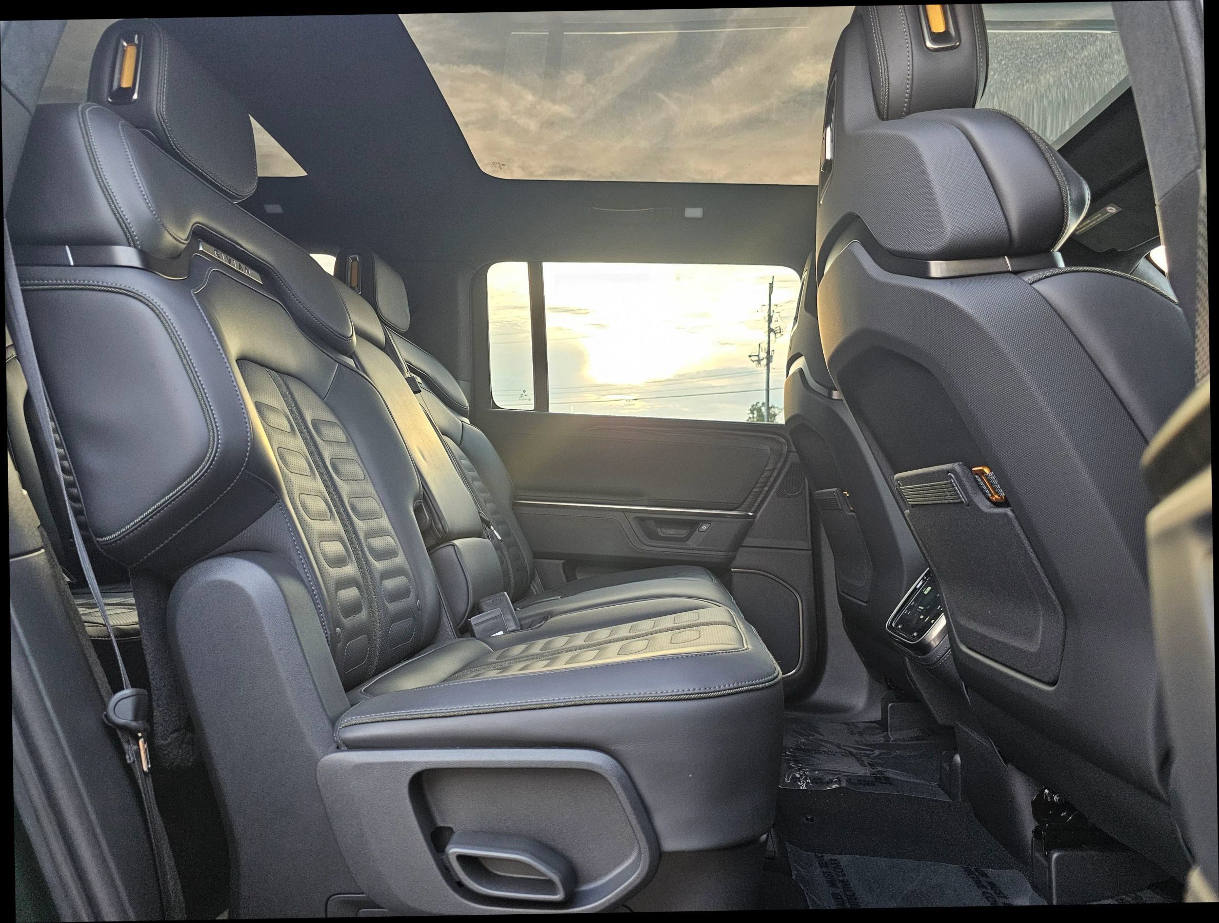 Used 2025 Rivian R1S Adventure Dual AWD/4WD image 28