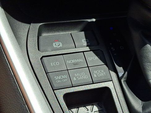 Used 2022 Toyota RAV4 LE AWD/4WD image 25