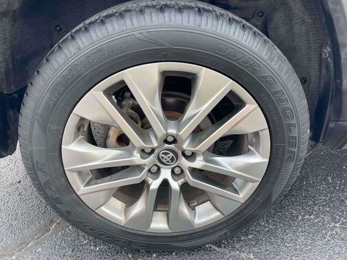 Used 2020 Toyota RAV4 XLE Premium FWD image 11