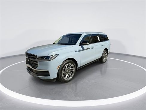 New 2025 Lincoln Navigator Reserve image 3