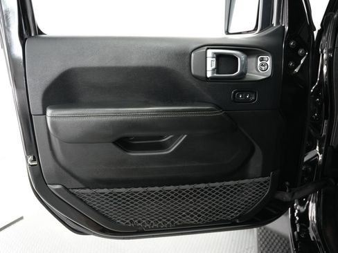 Used 2018 Jeep Wrangler Unlimited Sahara image 41