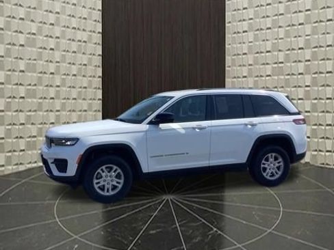 Certified 2023 Jeep Grand Cherokee Laredo AWD/4WD image 8