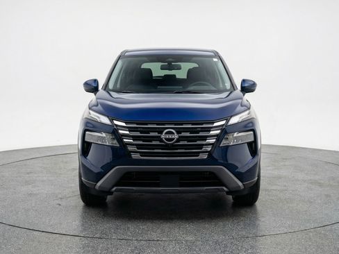 Used 2025 Nissan Rogue SV image 2