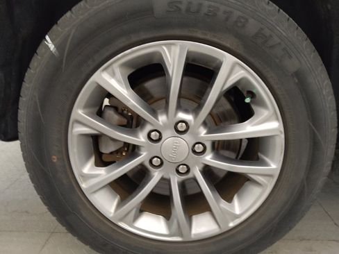 Used 2019 Jeep Cherokee Latitude Plus AWD/4WD image 31