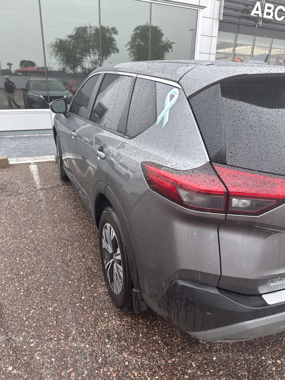 Used 2023 Nissan Rogue SV FWD image 2