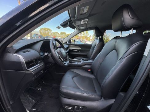 Used 2025 Toyota Grand Highlander XLE SUV image 18
