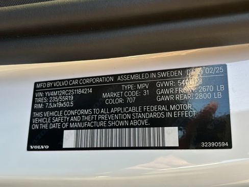 Certified 2025 Volvo XC60 B5 Plus AWD/4WD image 33