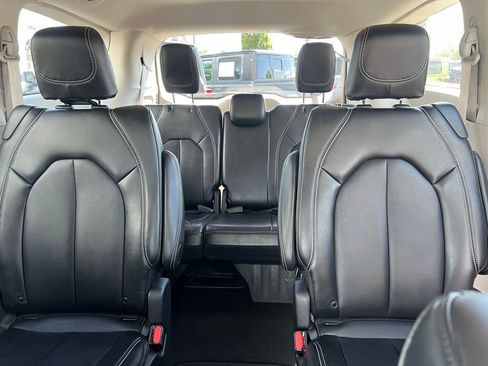 Used 2024 Chrysler Pacifica Touring-L FWD image 34
