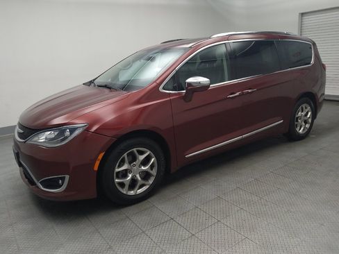 Used 2018 Chrysler Pacifica Limited FWD image 2